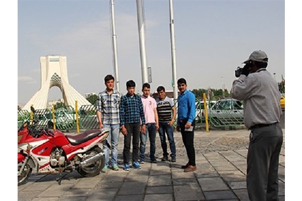  روایتی از خاطرات تلخ و شیرین عکاسِ کهنه‌کارِ میدانِ آزادی تهران/ چه کسانی مشتری پای ثابت عکس‌های برج آزادی هستند؟
