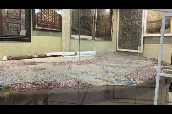 نمایش یکی از عجایب هفتگانه فرش جهان در موزه حرم حضرت معصومه(س)