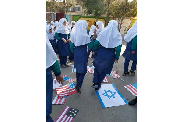 راهپیمایی 13 آبان در حیاط مدرسه دخترانه+تصاویر