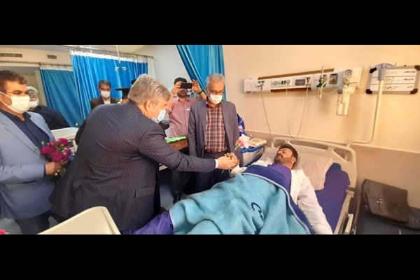 مدیرکل تامین اجتماعی استان قم از بیماران بستری در بیمارستان امام رضا ع عیادت کرد