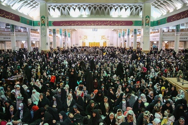 اجتماع ۲۵۰۰ نفری دختران دانشجو در حرم حضرت معصومه (س)