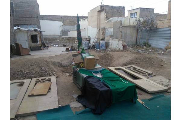 وضعیت نامناسب یک امامزاده بعد از تخریب در قم/ کمبود بودجه عامل تاخیر در ساخت ساختمان امامزاده+عکس