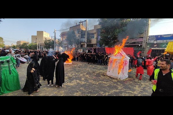 گزارش تصویری | مراسم نمادین آتش زدن خیمه ها در غروب عاشورا