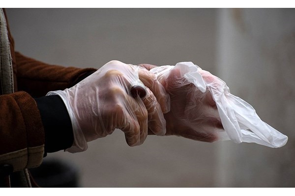 تحویل ۷۲۰ هزار دستکش یک‌بارمصرف به هلال‌احمر قم برای توزیع بین نیازمندان 