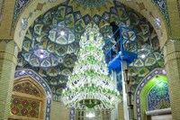 تصاویر ناب از شستشوی شمعدانی های مسجد مقدس جمکران