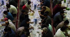 توزیع افطاری در میان زائران حرم کریمه اهل بیت(س)