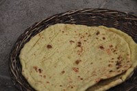 پخت روزانه ۵هزار نان صلواتی در حرم حضرت معصومه+تصاویر