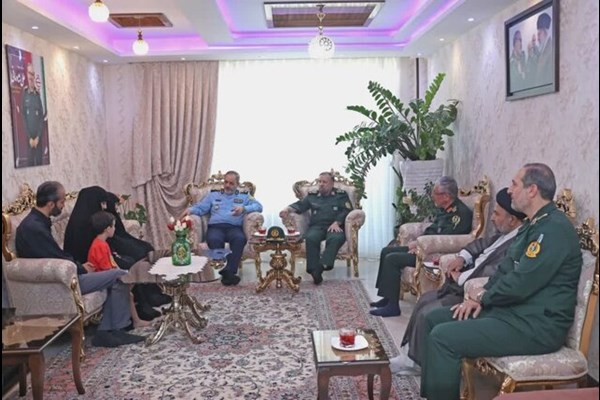 وزیر دفاع به دیدار خانواده شهید شادمانی رفت