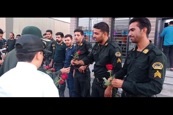 تصاویر/اهدای گل توسط فرزندان شهدای مدافع حرم به ماموران پلیس
