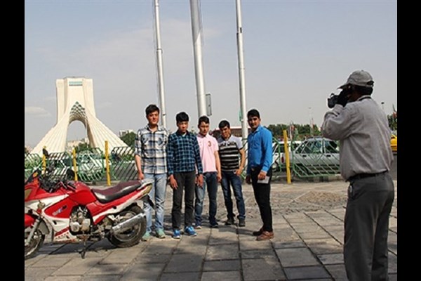  روایتی از خاطرات تلخ و شیرین عکاسِ کهنه‌کارِ میدانِ آزادی تهران/ چه کسانی مشتری پای ثابت عکس‌های برج آزادی هستند؟