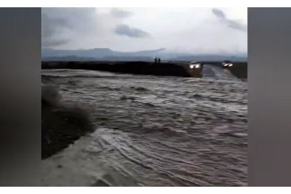 سیلاب در جاده منتهی به روستای علی‌آباد نیزار قم