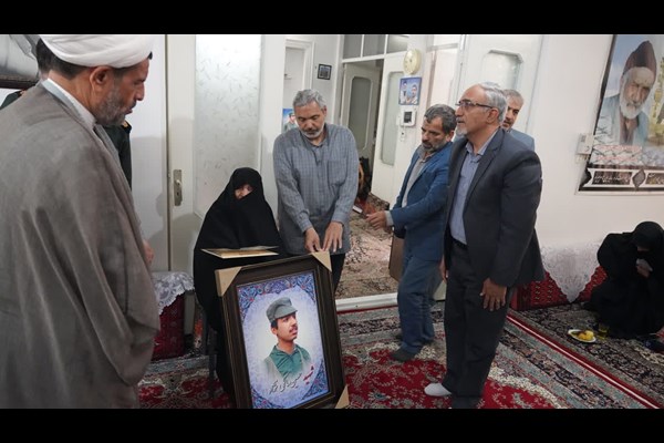 چشمان قاب گرفته شهدا در دستان ۱۲۰ خانواده شهید