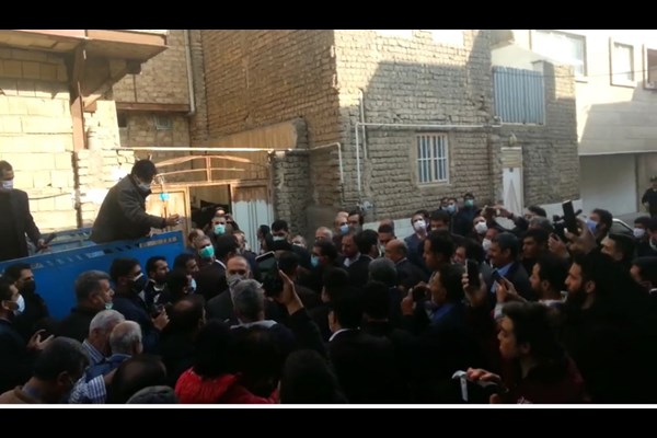 استقبال مردم محله شهر قائم از حضور سرزده و بی واسطه رئیسی در این محله + فیلم