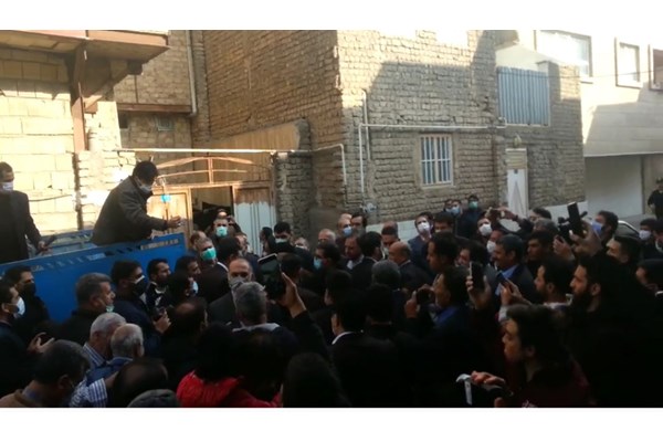 استقبال مردم محله شهر قائم از حضور سرزده و بی واسطه رئیسی در این محله + فیلم