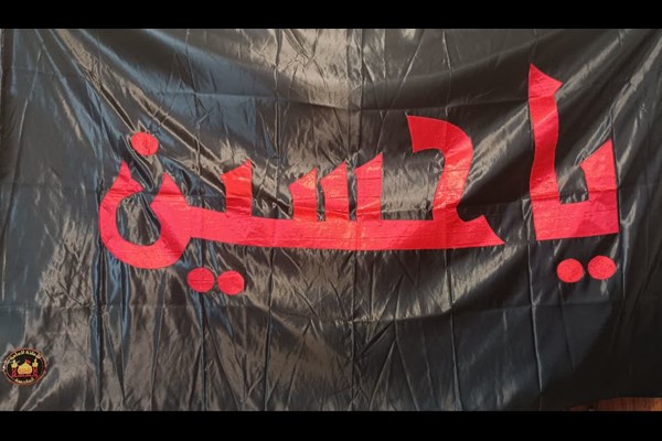 متبرک شدن عزاداران به پرچم امام حسین (ع)