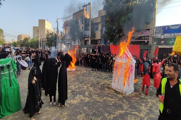 فیلم | مراسم نمادین آتش زدن خیمه ها در غروب روز دهم محرم