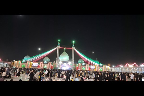 لحظه اهتزاز پرچم ایران روی گنبد مسجد جمکران 
