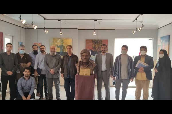 هنرمند سال هنر انقلاب اسلامی در قم تجلیل شد