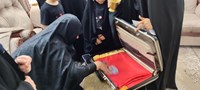 پرچم حرم حضرت رقیه مهمان خانواده شهدای مدافع حرم شد+ عکس
