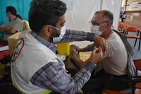 تصاویر/ تزریق واکسن کرونا در مرکز واکسیناسیون بسیج پزشکی در قم