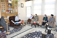 دیدار ارشد نظامی آجا در قم با خانواده شهید انقلاب+تصاویر