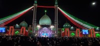 پرچم ۳ رنگ ایران بر گنبد فیروزه‌ای مسجد جمکران 