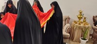 پرچم حرم حضرت رقیه مهمان خانواده شهدای مدافع حرم شد+ عکس