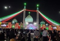 پرچم ۳ رنگ ایران بر گنبد فیروزه‌ای مسجد جمکران 