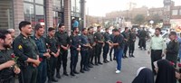 تصاویر/اهدای گل توسط فرزندان شهدای مدافع حرم به ماموران پلیس