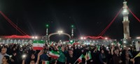 پرچم ۳ رنگ ایران بر گنبد فیروزه‌ای مسجد جمکران 