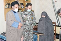 دیدار ارشد نظامی آجا در قم با خانواده شهید انقلاب+تصاویر