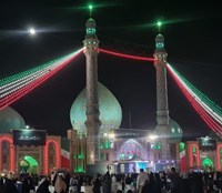 پرچم ۳ رنگ ایران بر گنبد فیروزه‌ای مسجد جمکران 