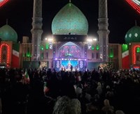 پرچم ۳ رنگ ایران بر گنبد فیروزه‌ای مسجد جمکران 
