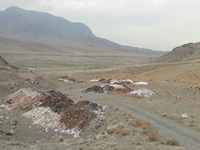 تخلیه پسماند سرباره های سرب استان مرکزی در مراتع قم+ تصاویر