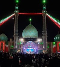پرچم ۳ رنگ ایران بر گنبد فیروزه‌ای مسجد جمکران 